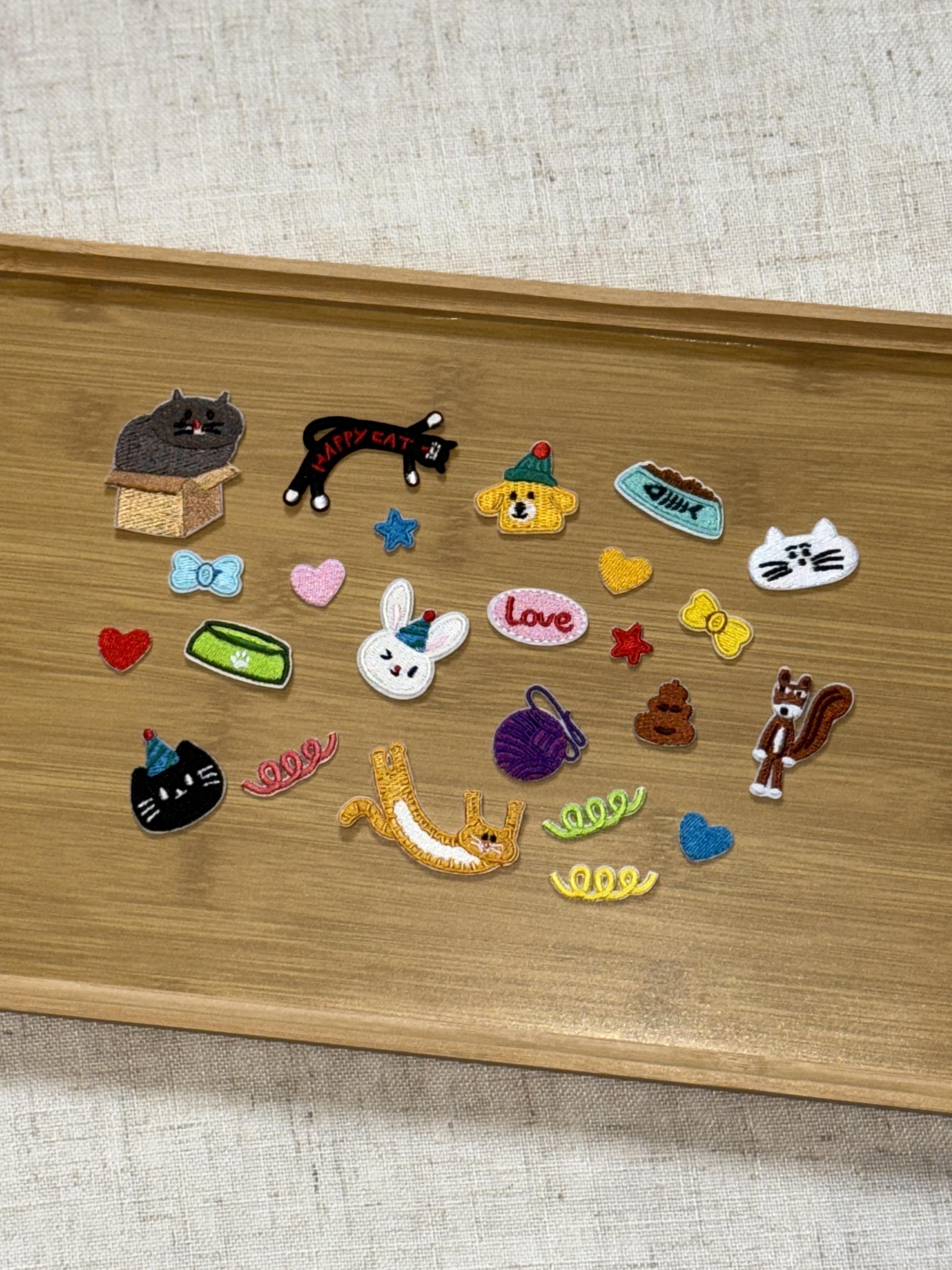 Embroidered iron-on patch in cute or graphic style, ideal for decorating clothing or bags.