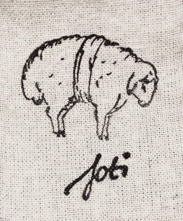 Création JOTI et Ours de collection PY - Les Teddy Bears de l'artiste sont des pièces uniques, cousues entièrement à la main dans l'atelier situé dans le centre historique de Montpellier.

JOTI propose également une sélection d'objets de décoration vintage.