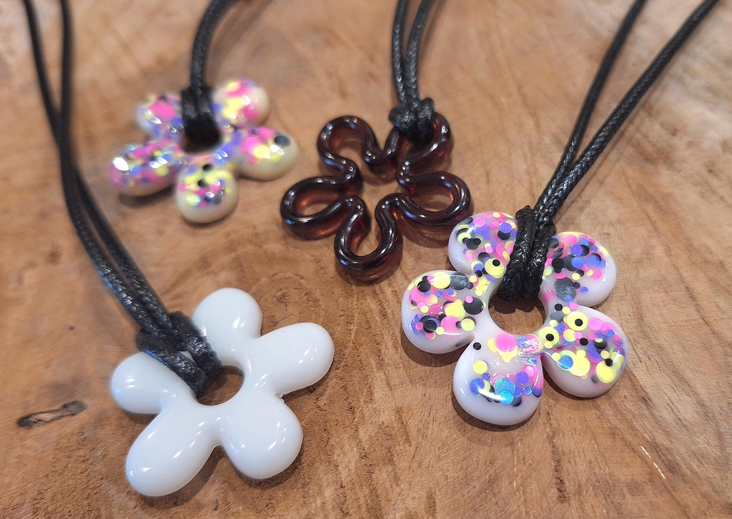 Les PAQUERETTES Pendentifs en Résine Epoxy + cordon ciré noir