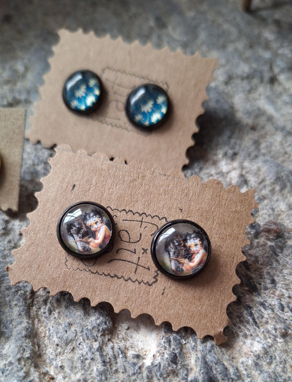 Cabochons 12mm sur clous d'oreille.
(différents thèmes)