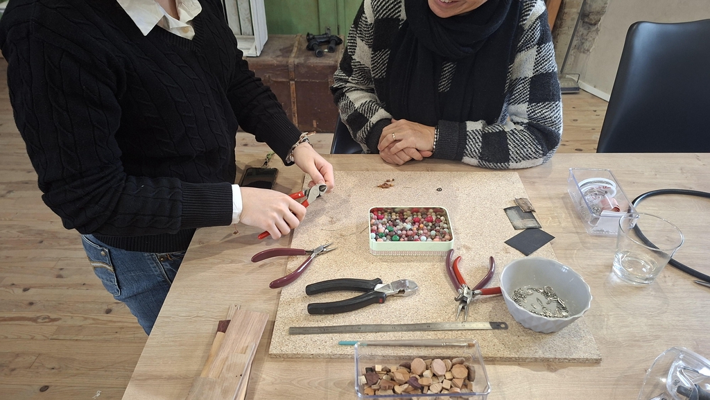 bijoux en bois, recyclage, boucles d'oreilles, bracelet, collier, bijou homme, bijou femme, atelier, artisanat, art, isere