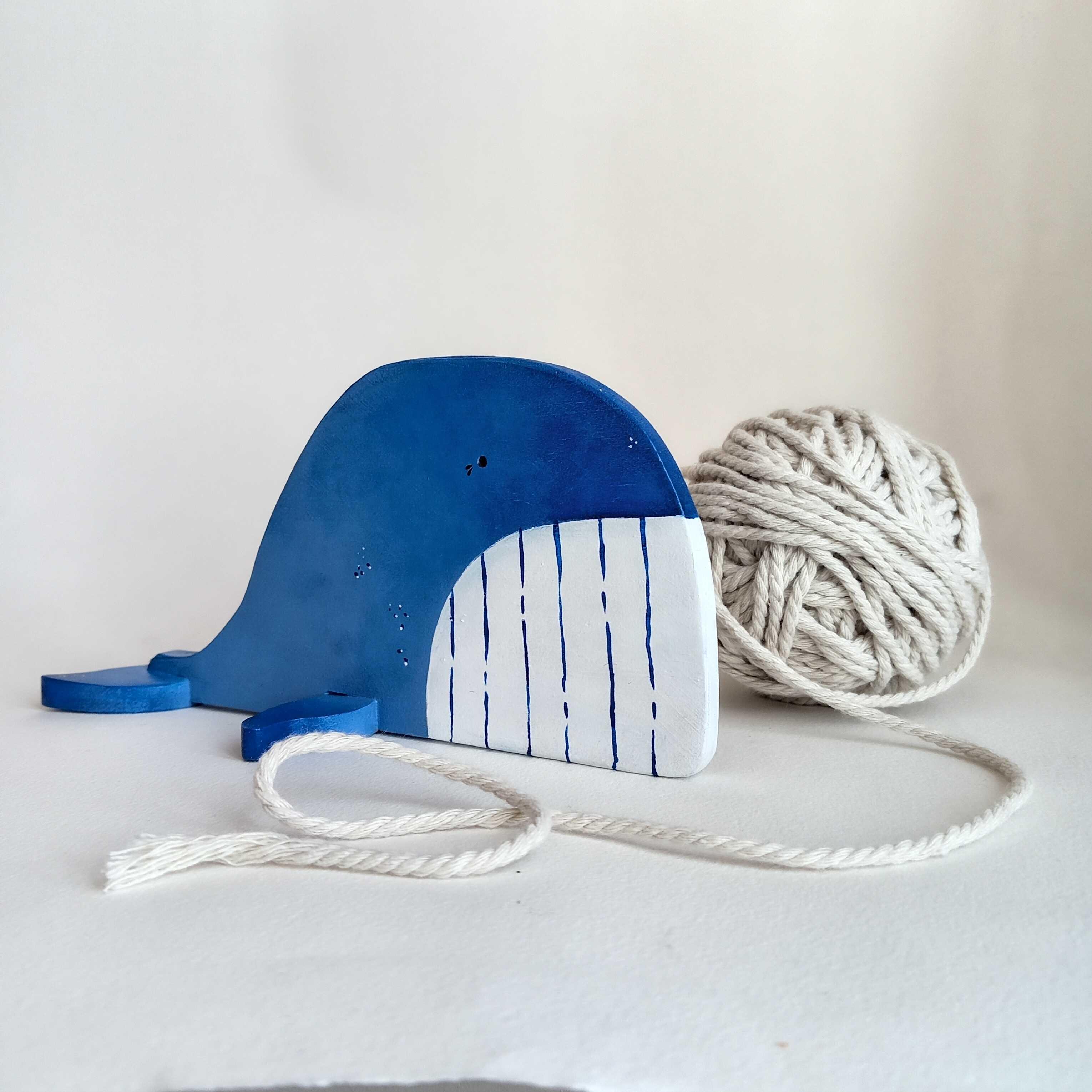 Personnages en bois pour décorer représentant une baleine bleue avec une pelote