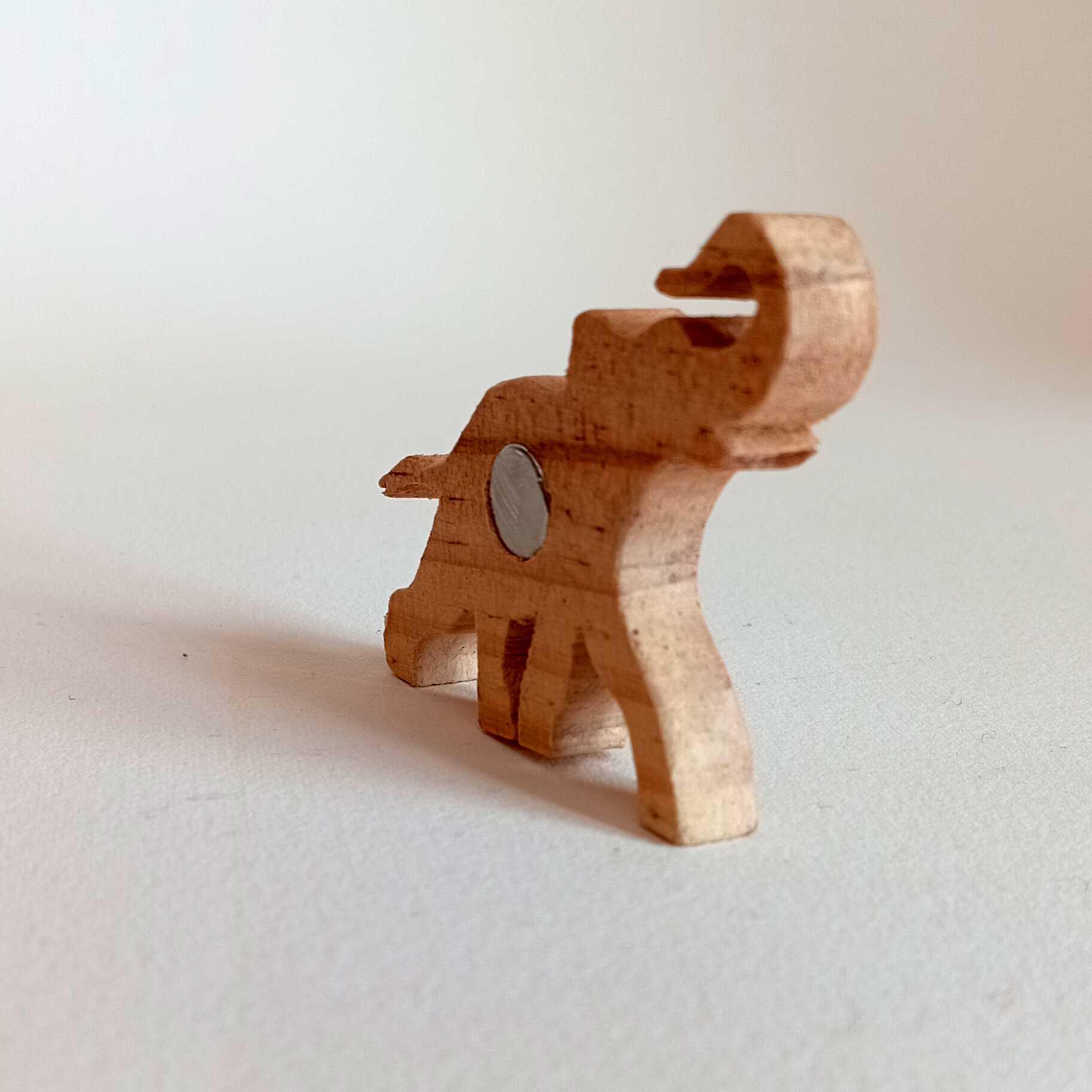 Aimant en bois en forme d'éléphant