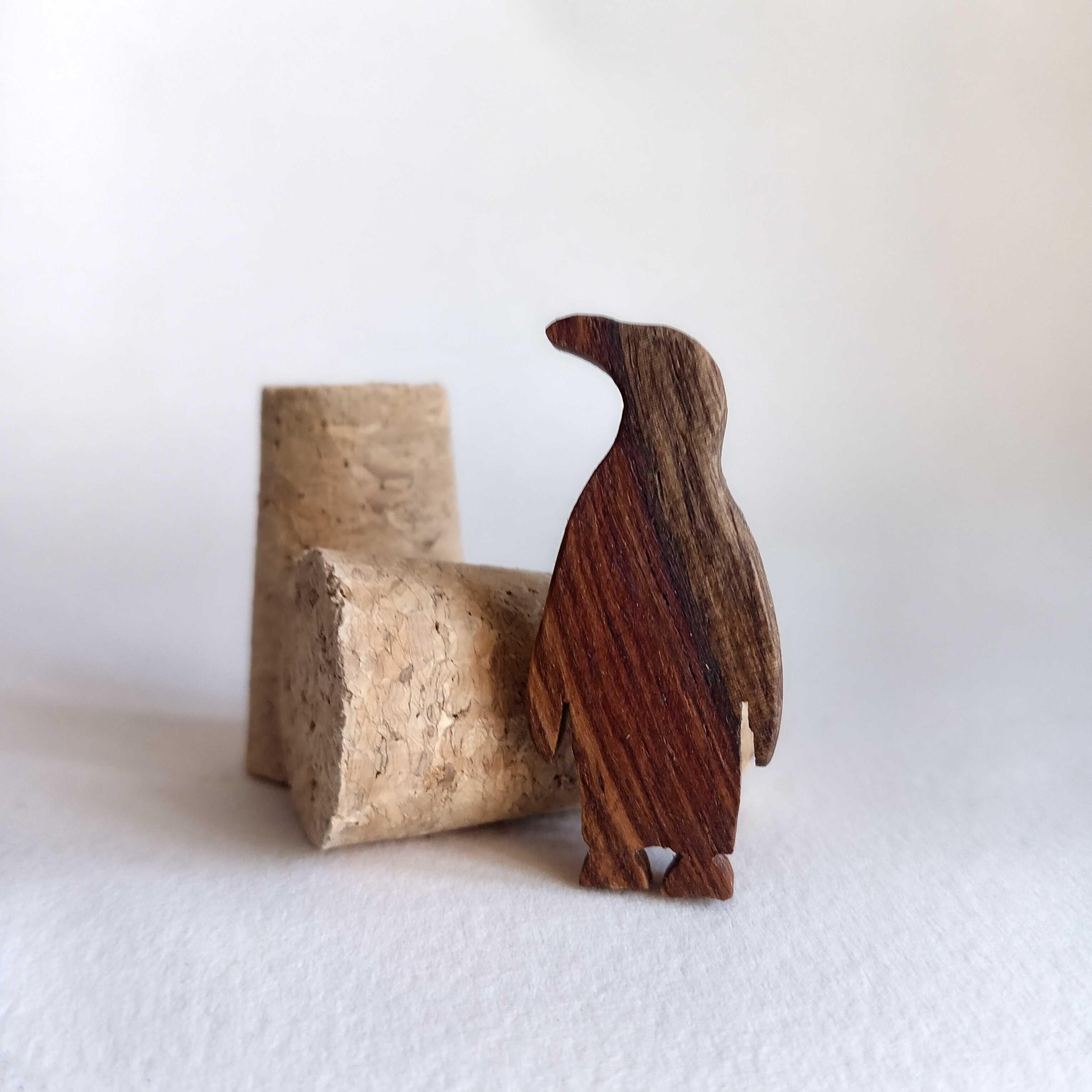broche en bois en forme de manchot