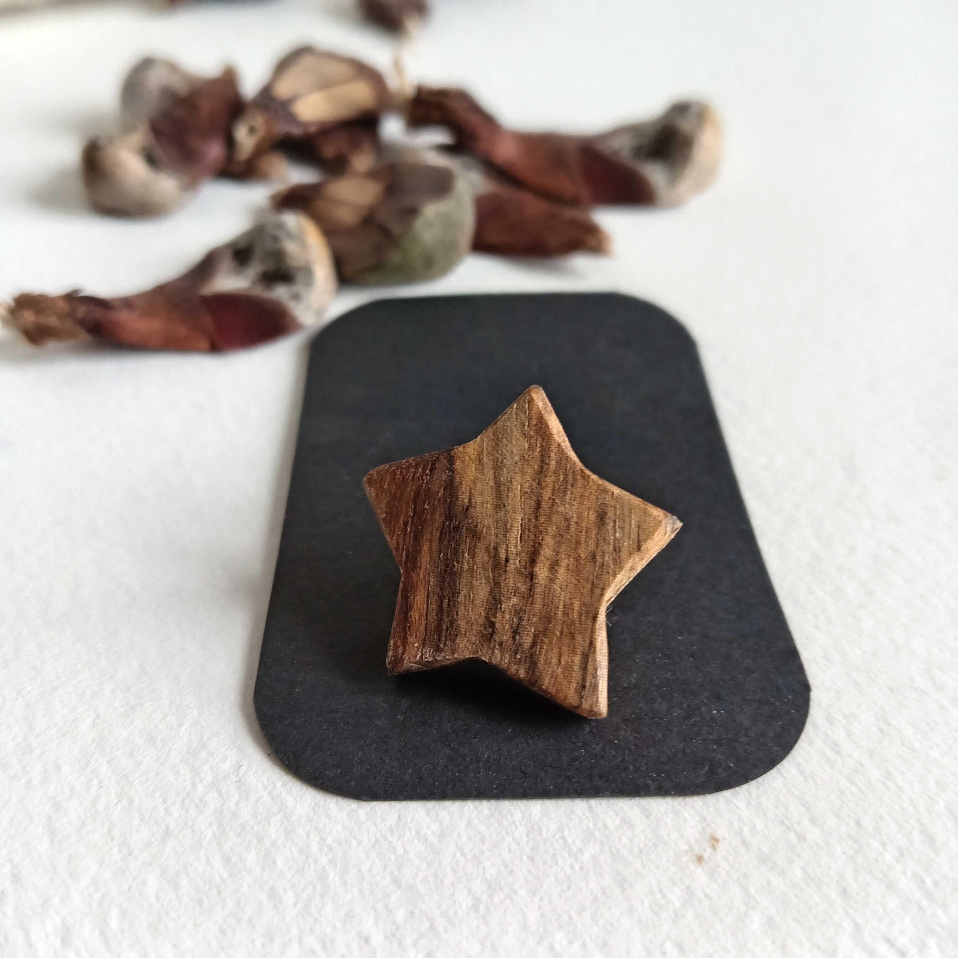 Pin's en bois en forme d'étoile