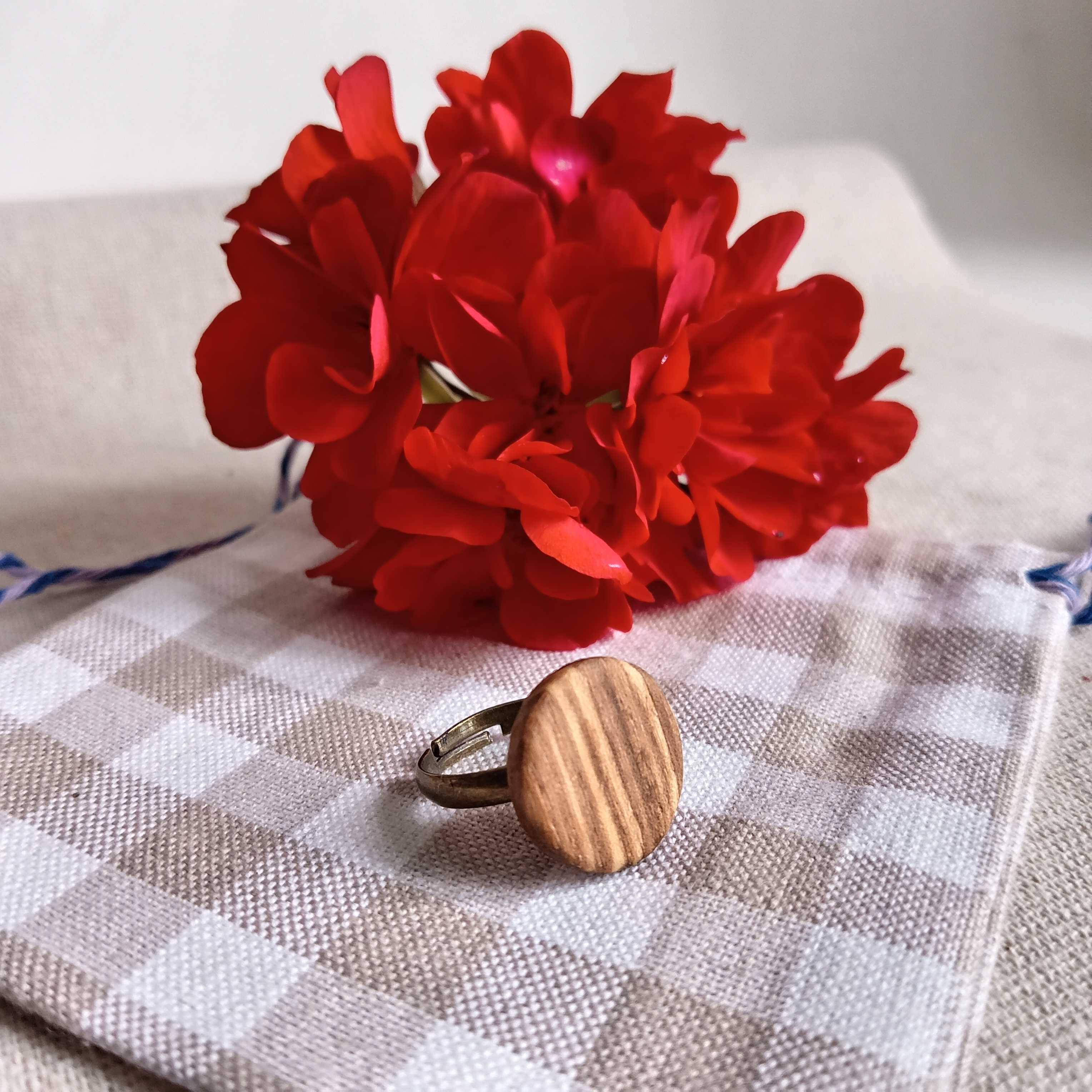 Bague réglable avec un insert en bois de frêne olivier