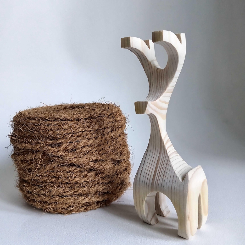 Rêne en bois naturel avec un magnifique veinage qui suit les formes du rêne.