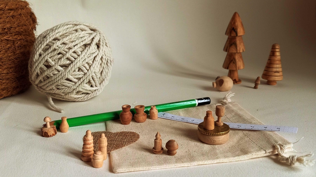 Sculpture de port sapin biberon champignon... miniature avec un crayon une pièce une pelote un sac en tissu
