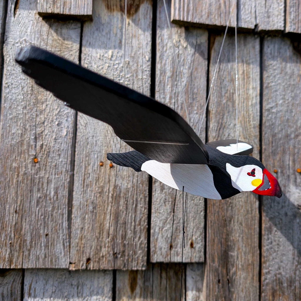 Mobile en bois macareux