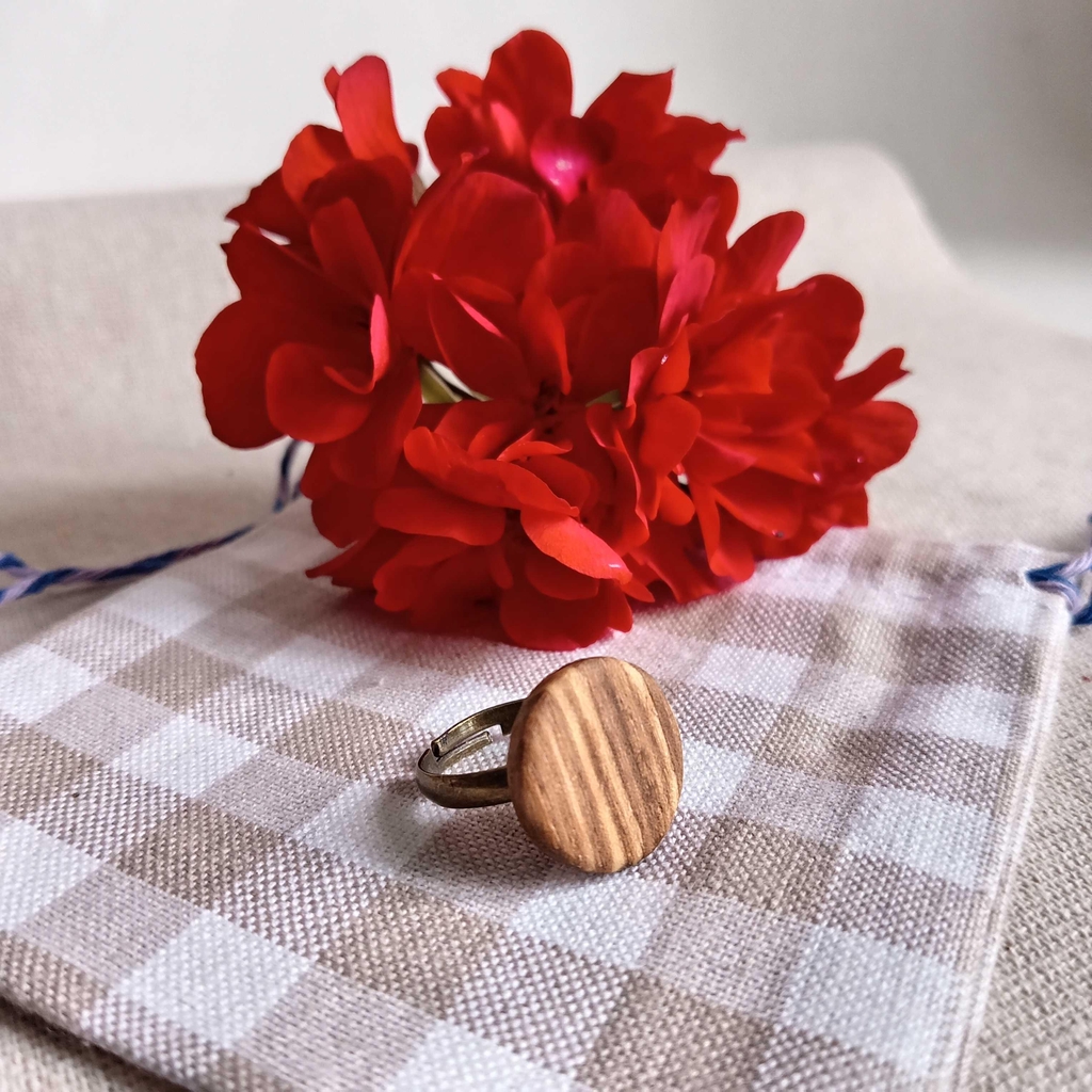 Bague réglable avec un insert en bois de frêne olivier