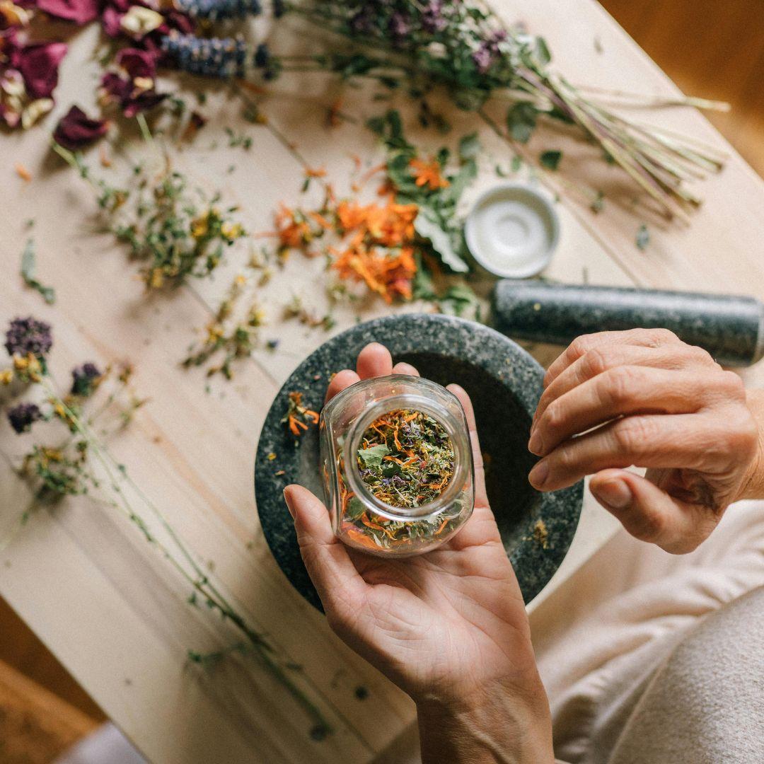 lavanda, elicriso, rosmarino, sali aromatizzati, olio EVO, oli essenziali, acque aromatiche, idrolati, profumatori, biscotti alla lavanda, biscotti all'elicriso, tisane e confezioni regalo per lei, box regalo, azienda agricola biologica