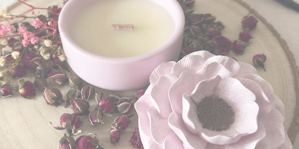 Vela de soja artesanal de la colección de primavera de Sláinte by Carica en recipiente de cemento decorado con flores.