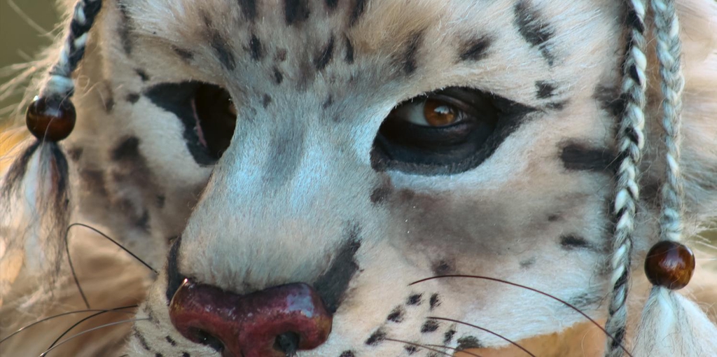 Fabrication française et entièrement artisanale de masques et de coiffes en cuir, fourrure et fausse fourrure