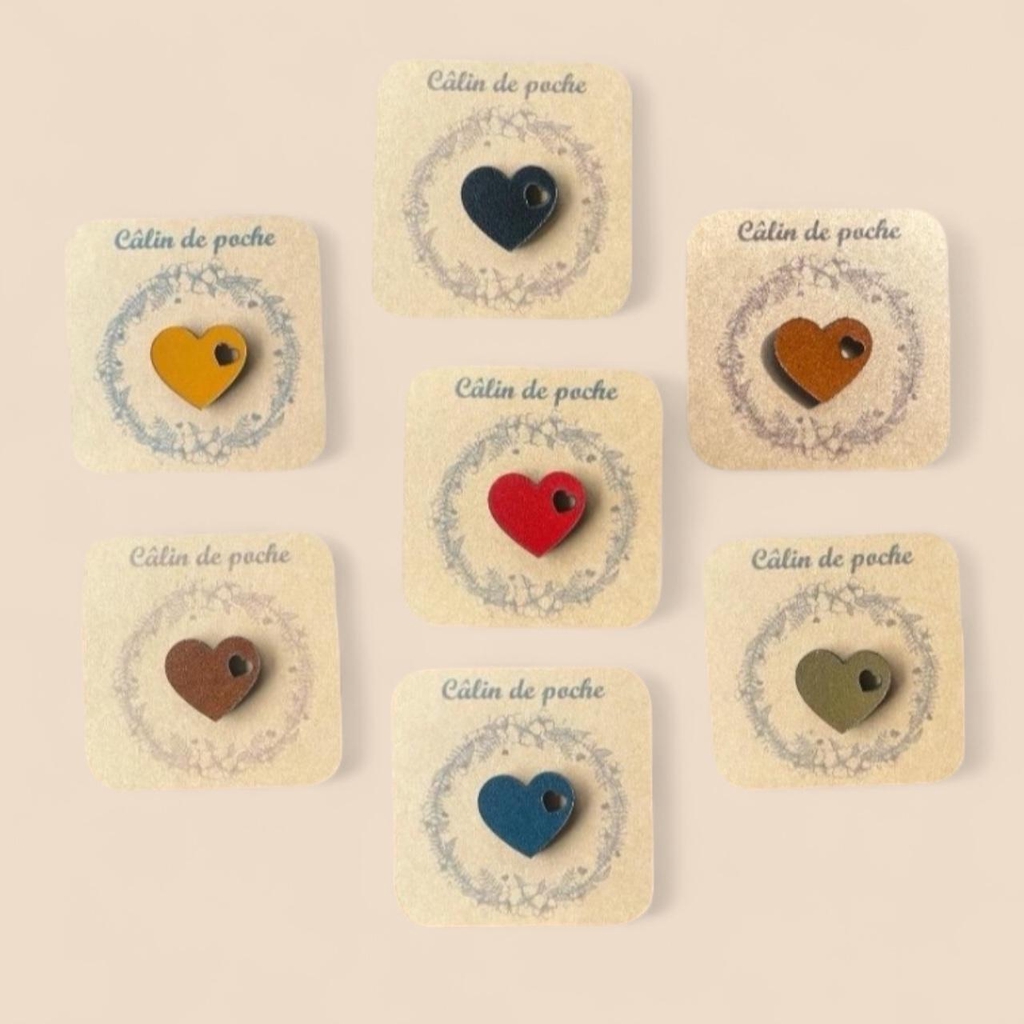 Câlins de poche, marque-pages, pin’s, broches…
