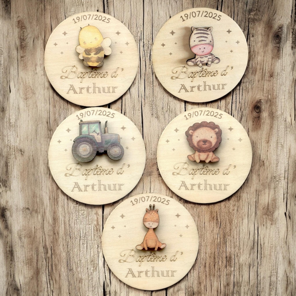 Cadeau invités baptême, anniversaire…
Magnet en bois avec motif au choix lion, tracteur, zèbre, ours, abeille, girafe… 