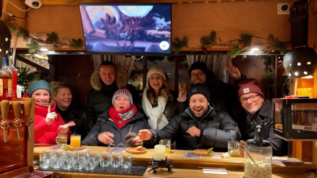 Einzigartiger Glühweinstand auf dem Leipziger Weihnachtsmarkt mit Sitzplätzen im Almhüttenstil - auch für Firmenfeiern