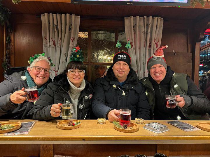 Du möchtest wettergeschützt und in gemütlicher, warmer Atmosphäre deinen Glühwein genießen? Dann reserviere einen Sitzplatz im Plauderstübchen Leipzig.