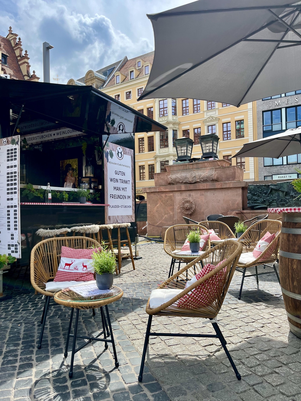 Das Foto zeigt die Plauderstübchen Weinlounge auf dem Leipziger Weinfest