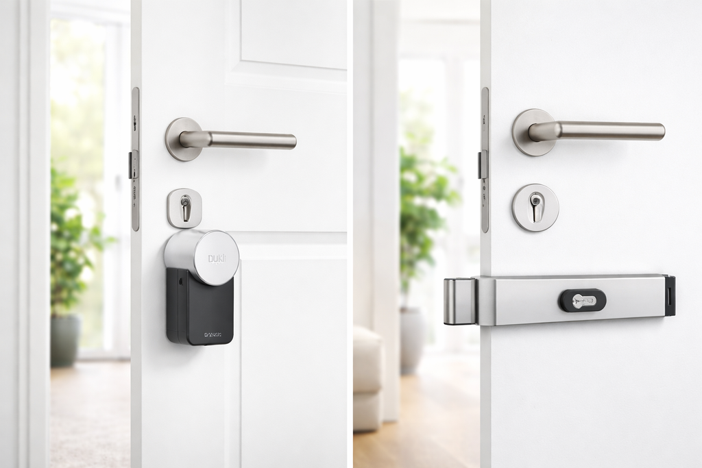 Wohnungstür mit moderner Sicherheitsausstattung aus Smart Lock und mechanischem Zusatzschutz