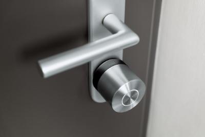 Montiertes Smart Lock zur schlüssellosen Türöffnung an einer Wohnungstür