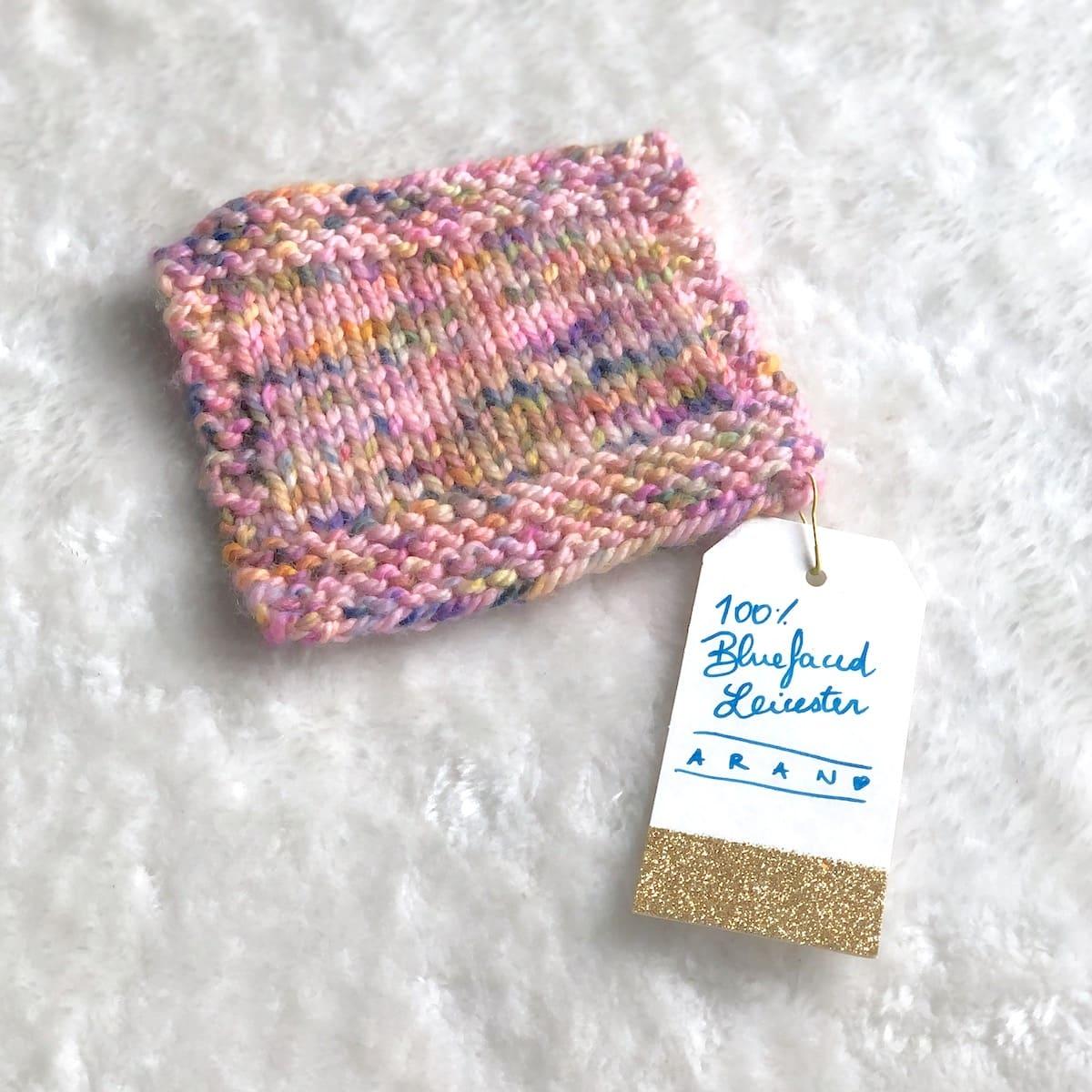 Un échantillon tricoté de laine en 100% BFL qualité Aran