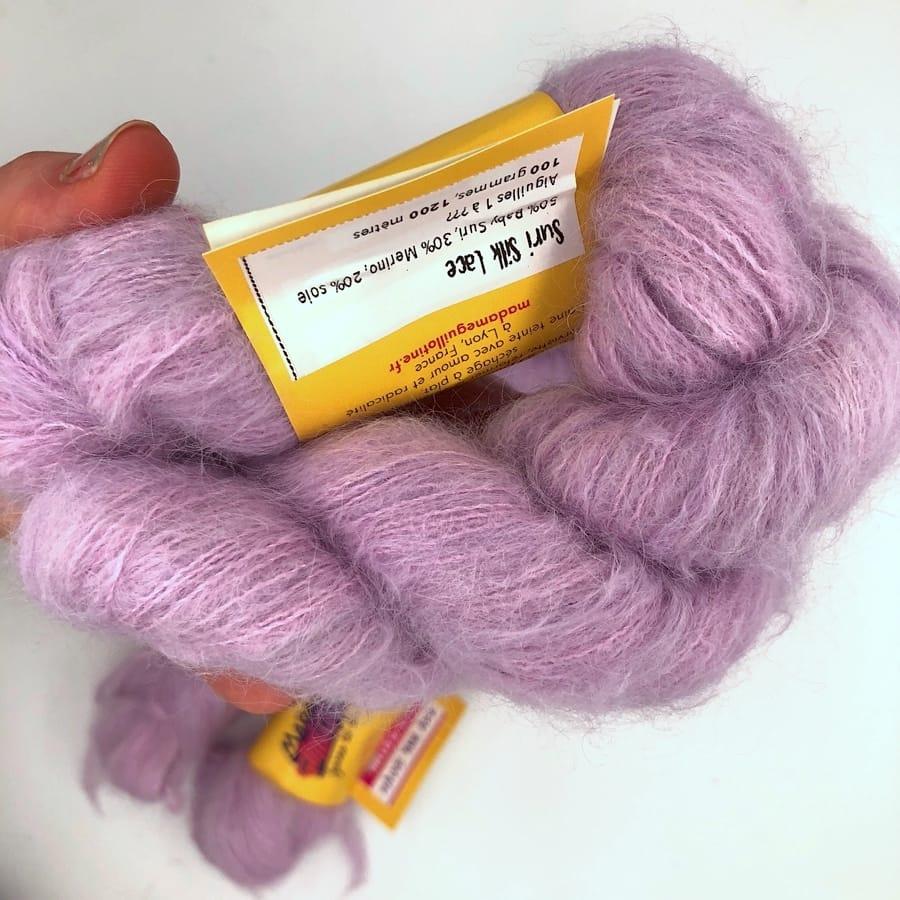 Un écheveau parme de Suri Silk Lace