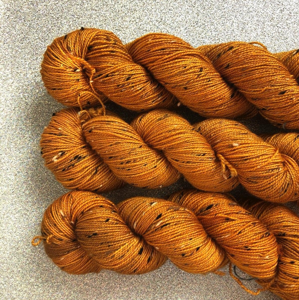 Trois écheveaux couleur caramel teints à la main par Madame Guillotine