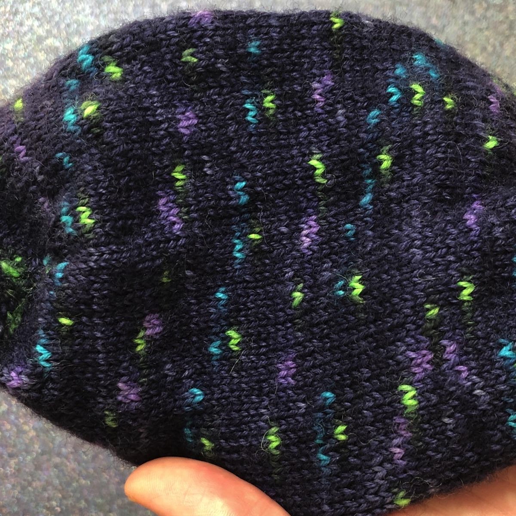 Photographie de près d'une partie de chaussette tricotée avec de la laine teinte à la main par Madame Guillotine