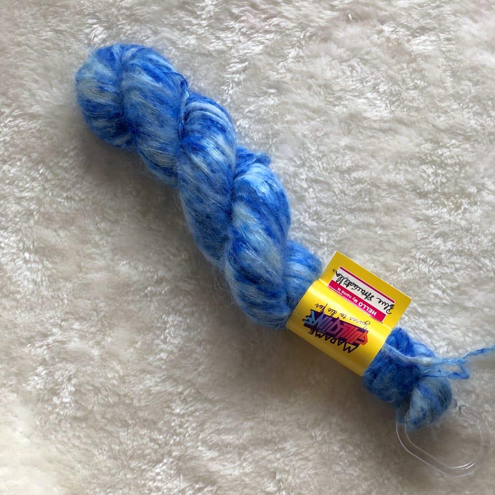 Un écheveau de laine en suri alpaca teint à la main mar Madame Guillotine