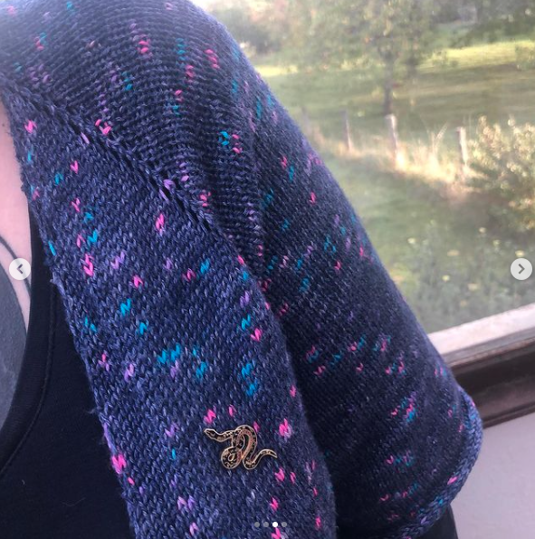 Détail d'un cardigan porté par une tricoteuse