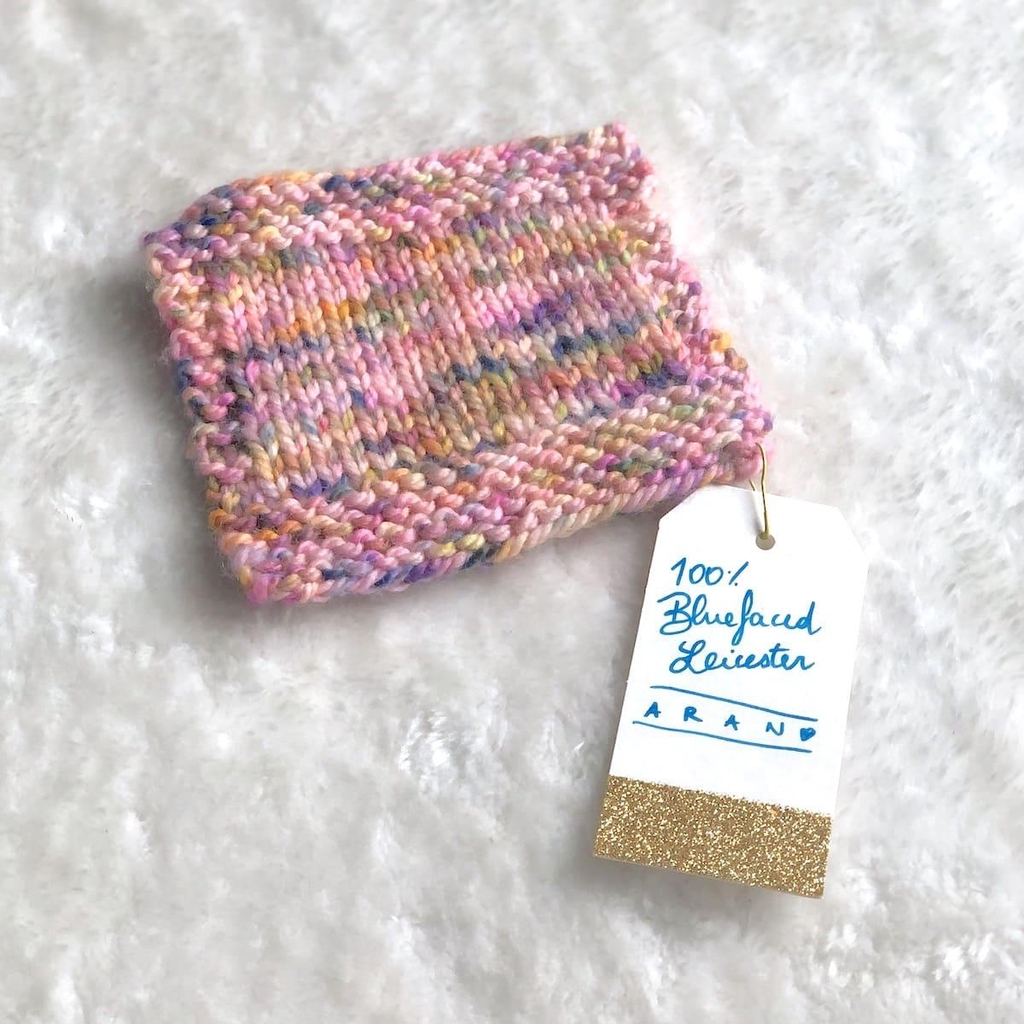 Un échantillon tricoté de laine en 100% BFL qualité Aran