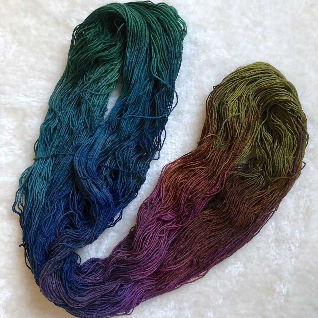 Un écheveau de laine arc-en-ciel foncé teinte à la main par Madame Guillotine