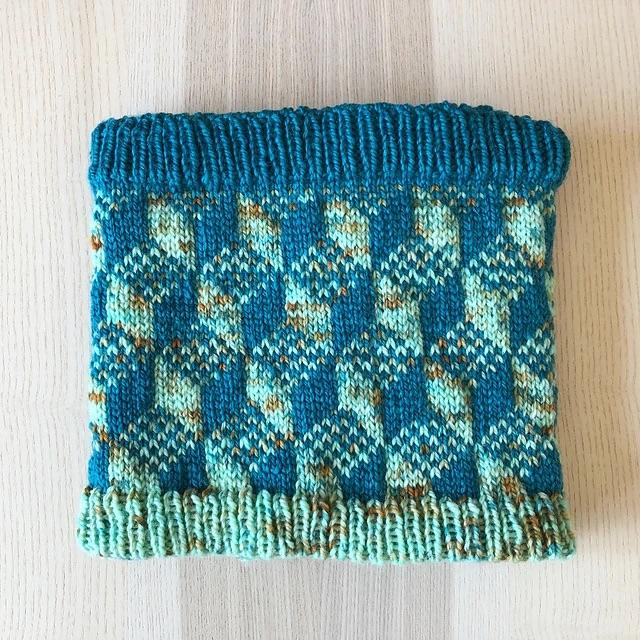 Un col circulaire tricoté main avec des laines teintes à la main par Madame Guillotine