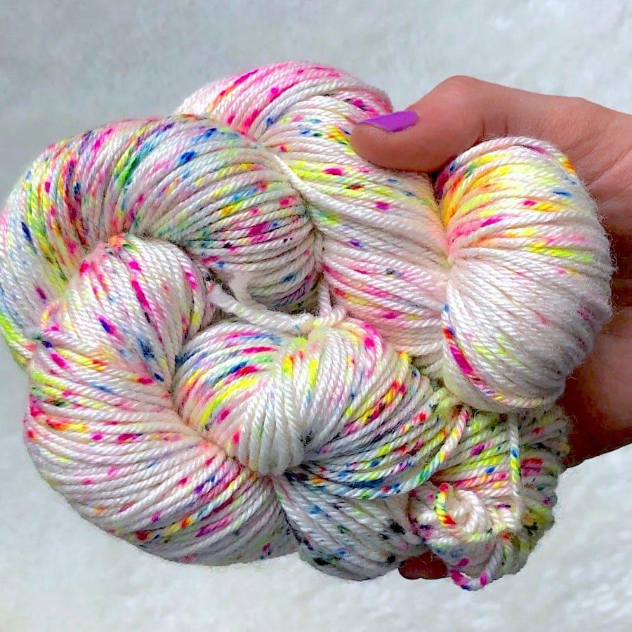un écheveau de laine teinte à la main par Madame Guillotine en teinte Sugar Sprinkles sur la base BFL et soie