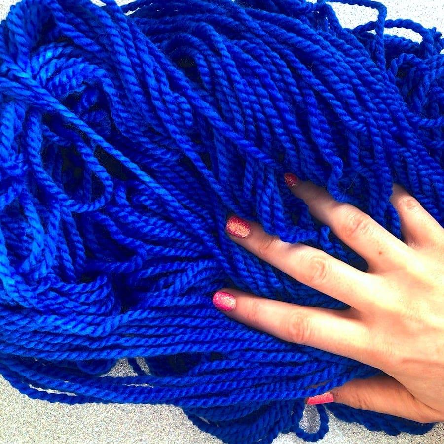 trois écheveaux de laine teinte à la main par Madame Guillotine dans des tons caramel, avec des fibres tweed