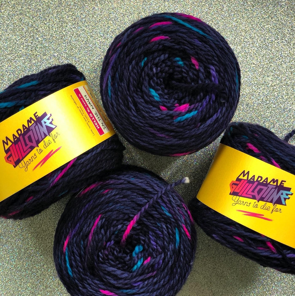 Des bobines de laine teinte à la main par Madame Guillotine