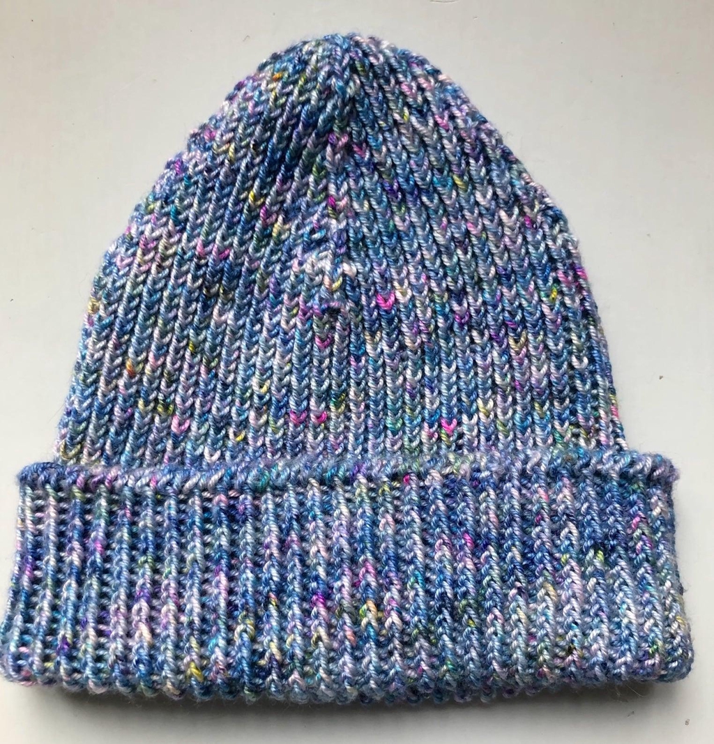 Un pull tricoté en laine variée dans les tons de beige et marron