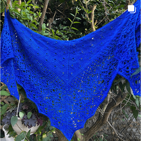 Un châle réalisé en BFL Aran coloris IGB par @_rafinette