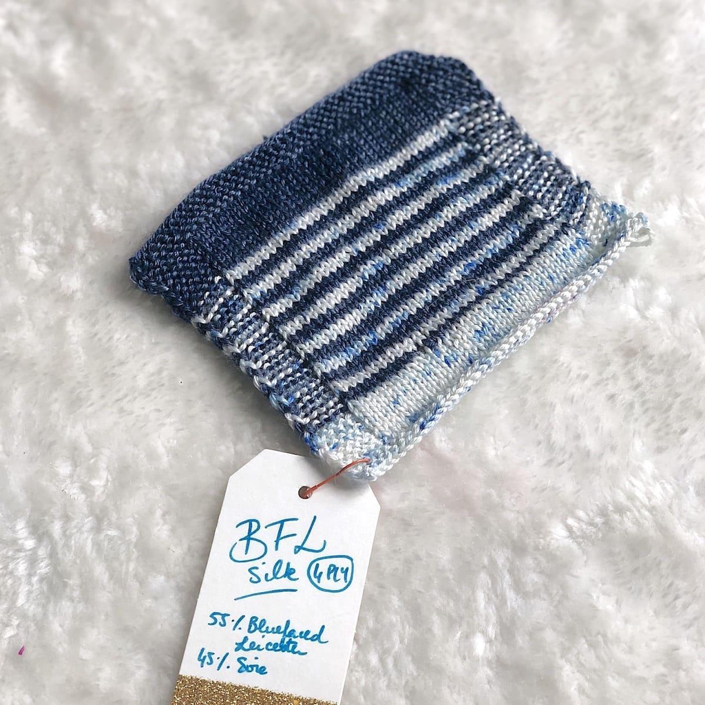 un échantillon de laine tricotée avec de la laine teinte à la main par Madame Guillotine