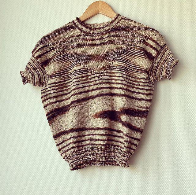 Un pull tricoté en laine variée dans les tons de beige et marron