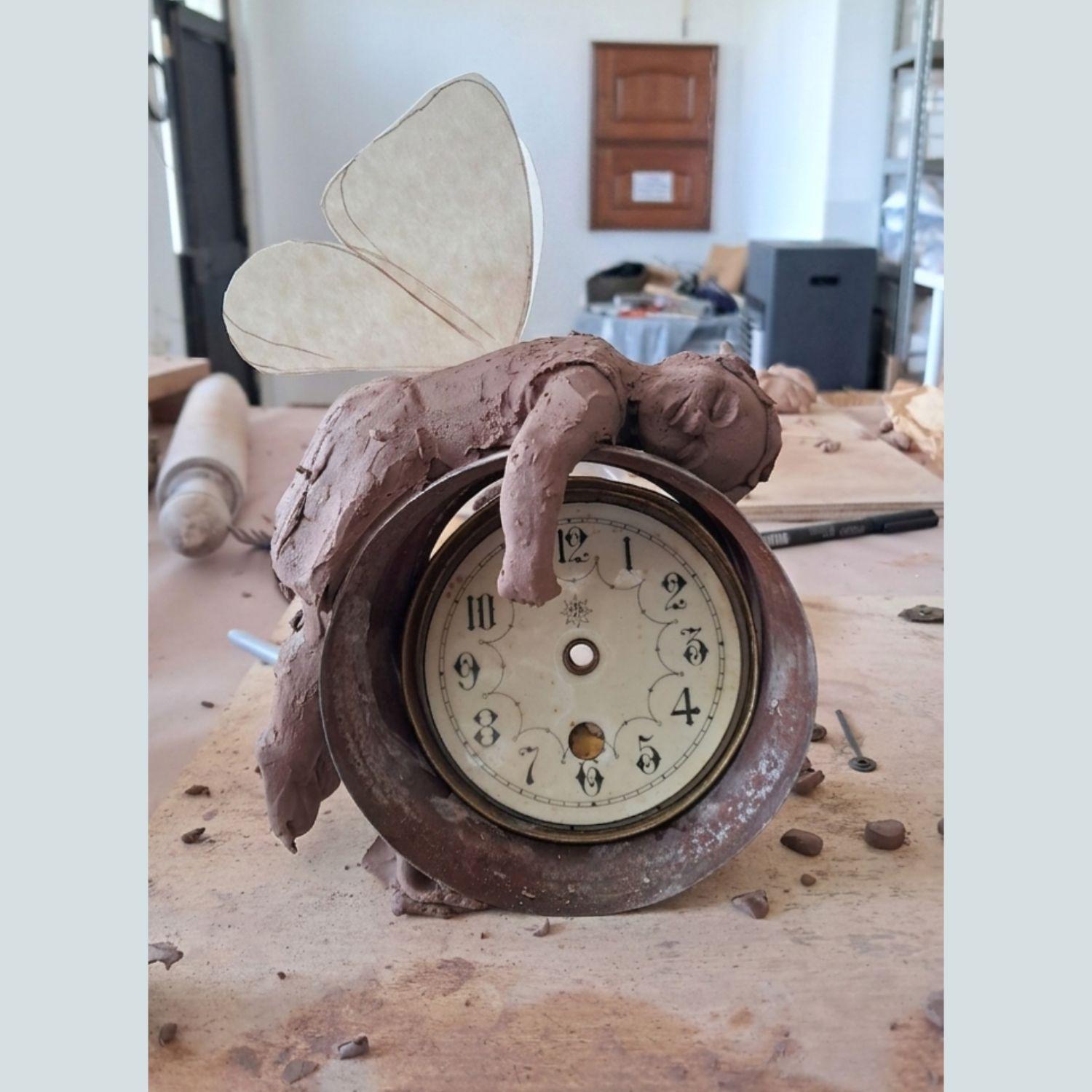 Nestes meses tenho estado a preparar uma nova coleção. Trata-se de uma reflexão sobre o tempo, mais precisamente a relação entre a infância e o tempo. E a passagem do tempo como factor que leva à transformação.
Estas peças serão apresentadas a 24 e 25 de Outubro na Feira de Arte Contemporânea de silves, e ficarão disponíveis também na loja online.