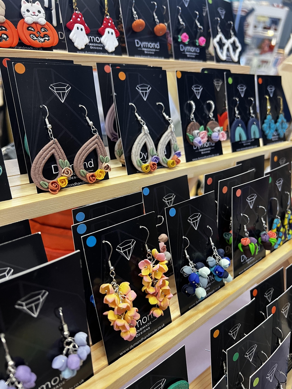 A pair of Christmas earrings moulded into mince pies with a pasty star on top and sprinkled with icing sugar. The earrings are on a wire hook to wear in the earlobe and are available as clip on earrings for those who do not have pierced ears. 