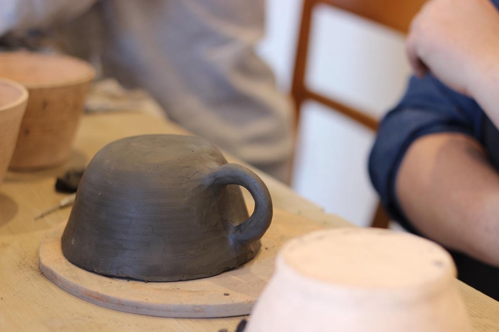 atelier poterie modelage tasse valence