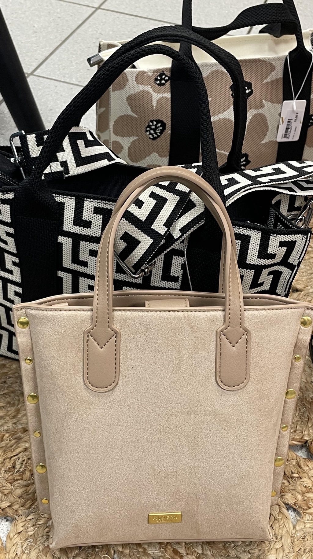 Bienvenue chez Les Tendances de Laurence
Une mode choisie avec passion, pensée pour les femmes d'aujourd'hui.