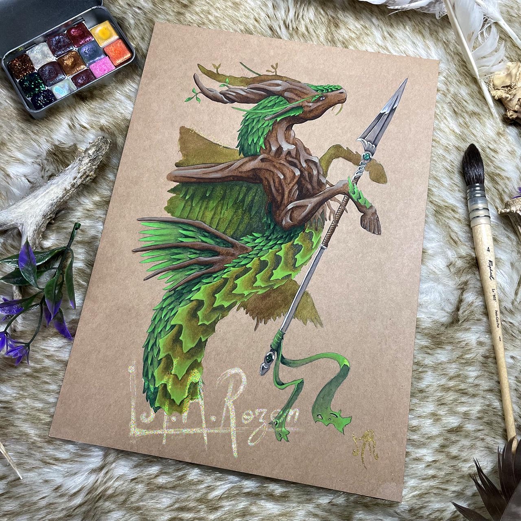 Aquarelle d'un dragon de bois et de feuilles tenant entre ses sabots une lance d'argent.