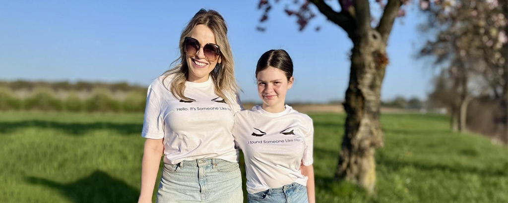 De omslagfoto van de webshop van de Adele tribute band "Someone like her"
Zangeres Laura en haar dochter poseren beide in een t-shirt.