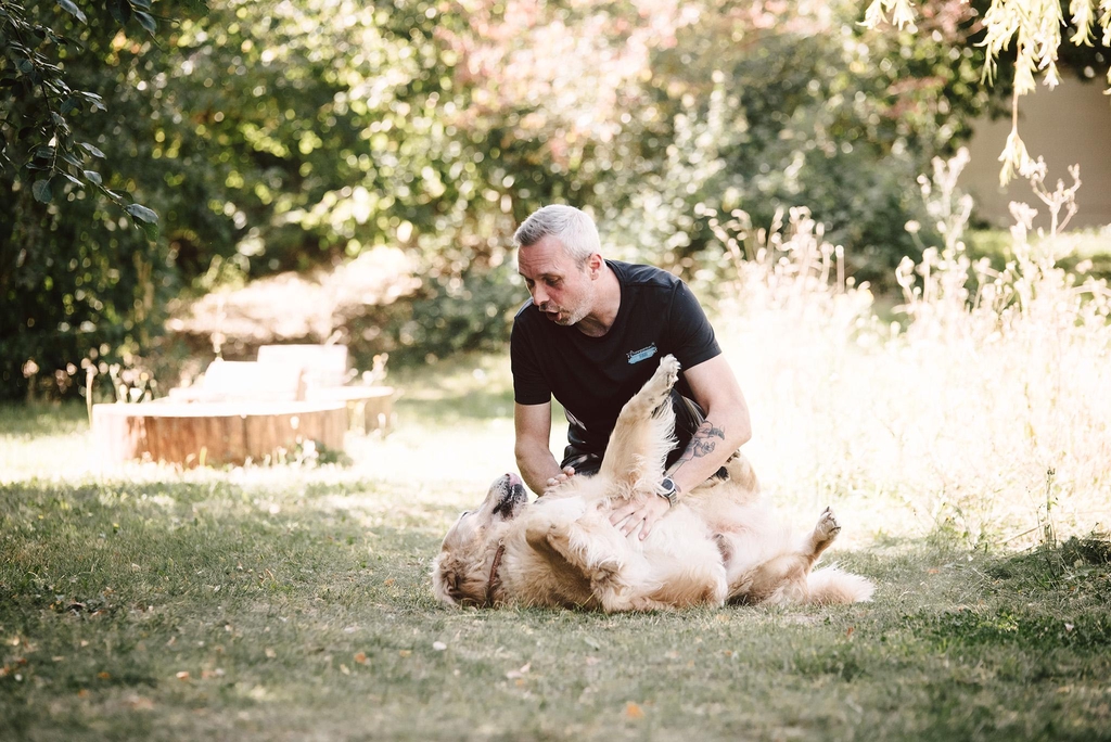 Kevin tobt mit Pelle