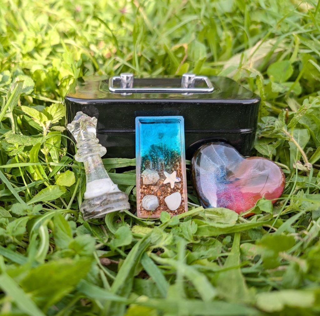 Quelques objets voyageurs originaux créés par la boutique Géotopie pour le Géocaching