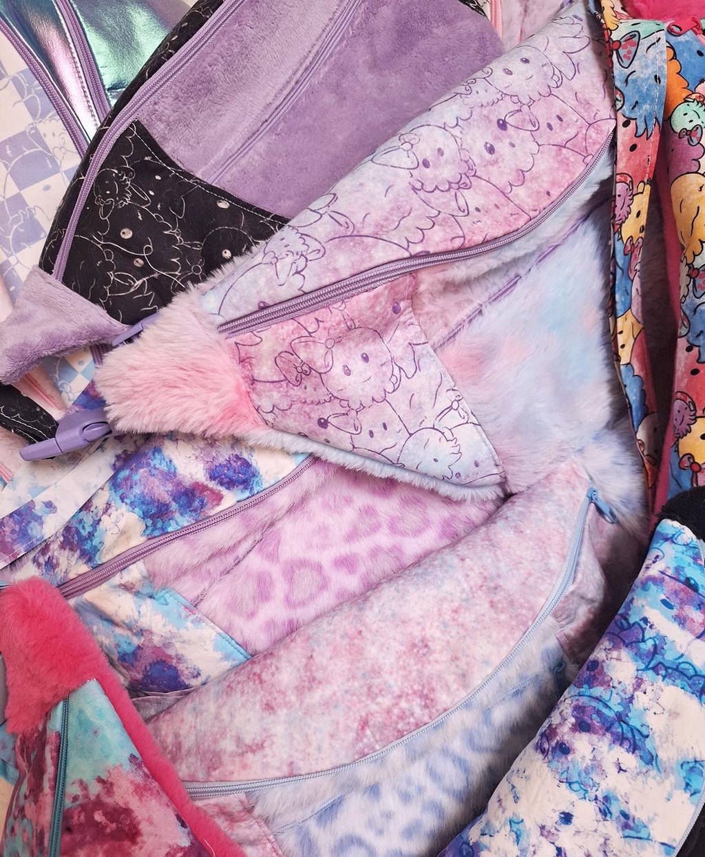 une banane kawaii et pratique : deux poches zipées pour transporter toutes tes affaires partout avec toi, de la fausse fourrure toute douce ou du tissus hollographique super shiny moixé à un motif original poulpi en coton. une banane trop cute fait à la main au poulpi atelier