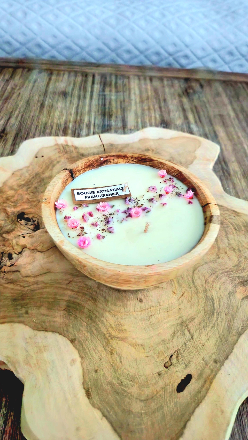 Bougies artisanales à la cire de soja, coulées et moulées dans un atelier à Épinay-sur-Seine. 